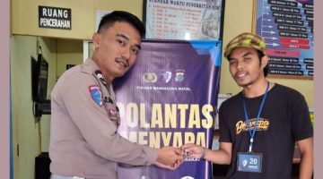 Dapat Suvenir dari Polisi, Warga Madina: Program Satlantas Ini Sangat Positif