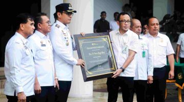 Rico Waas Terima Piagam Penghargaan, Program Empowering Kepling Jadikan Medan Kota Pertama di Indonesia Dalam Perluasan Perlindungan Jaminan Sosial BPJS Ketenagakerjaan