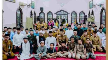 Safari Asar di Masjid Al-Mujahidin Yonko 469 Kopasgat, Rico Waas : ” Tegaskan Komitmen Pemko Berdayakan Mesjid sebagai Pusat Kegiatan Keagamaan dan Sosial Masyarakat”.