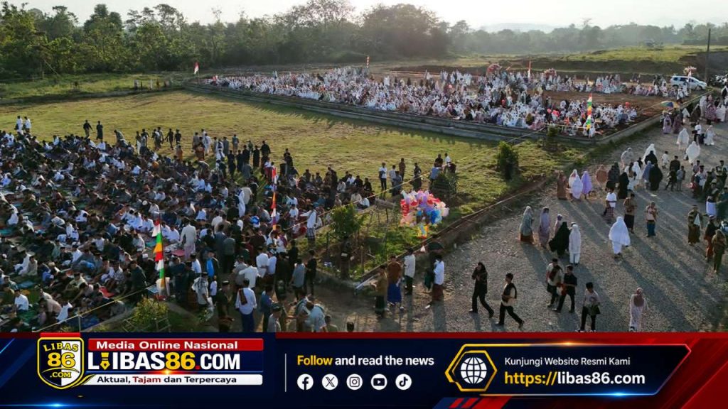 Ribuan warga mengikuti pelaksanaan Salat Idul Adha di kawasan penataan lahan Desa Julu Pa’mai, Kecamatan Pallangga, Kabupaten Gowa. Area terbuka yang telah ditata dimanfaatkan masyarakat untuk kegiatan keagamaan, sosial, dan kebersamaan warga lintas desa.