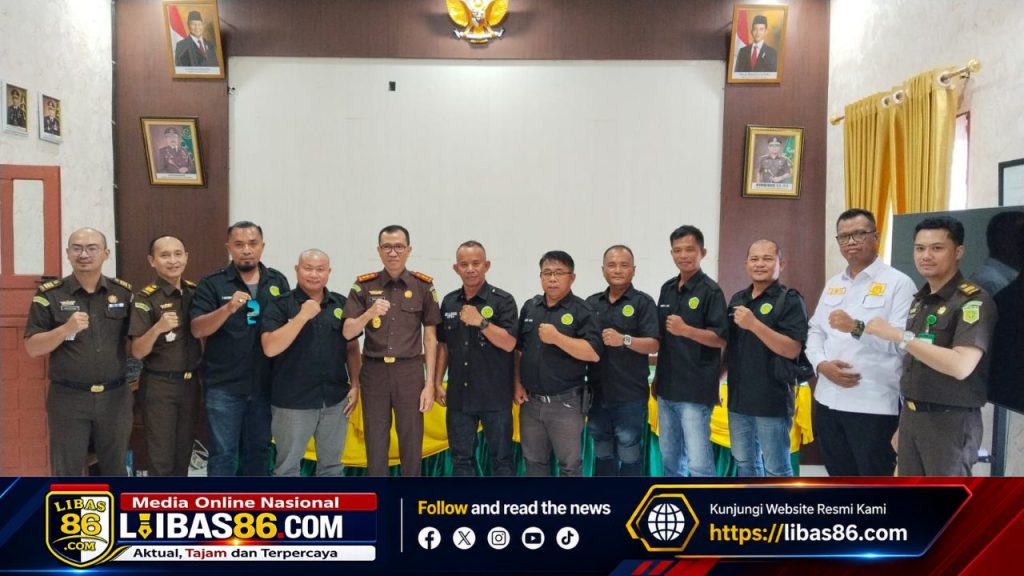 Kajari Nias Selatan Imam Fauzi saat menerima audiensi FORWAKA Nias Selatan di Kejari Nias Selatan