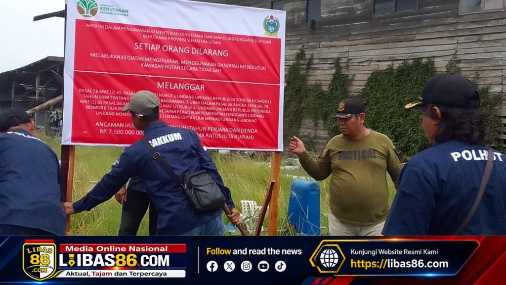 Petugas memasang plang larangan di kawasan hutan lindung Desa Rugemuk Pantai Labu Deli Serdang terkait dugaan aktivitas pemanfaatan kawasan hutan tanpa izin