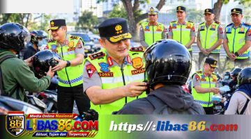 Peduli Keselamatan Pengendara, Kapolda Sumut Turun ke Jalan Bagikan Helm dan Masker
